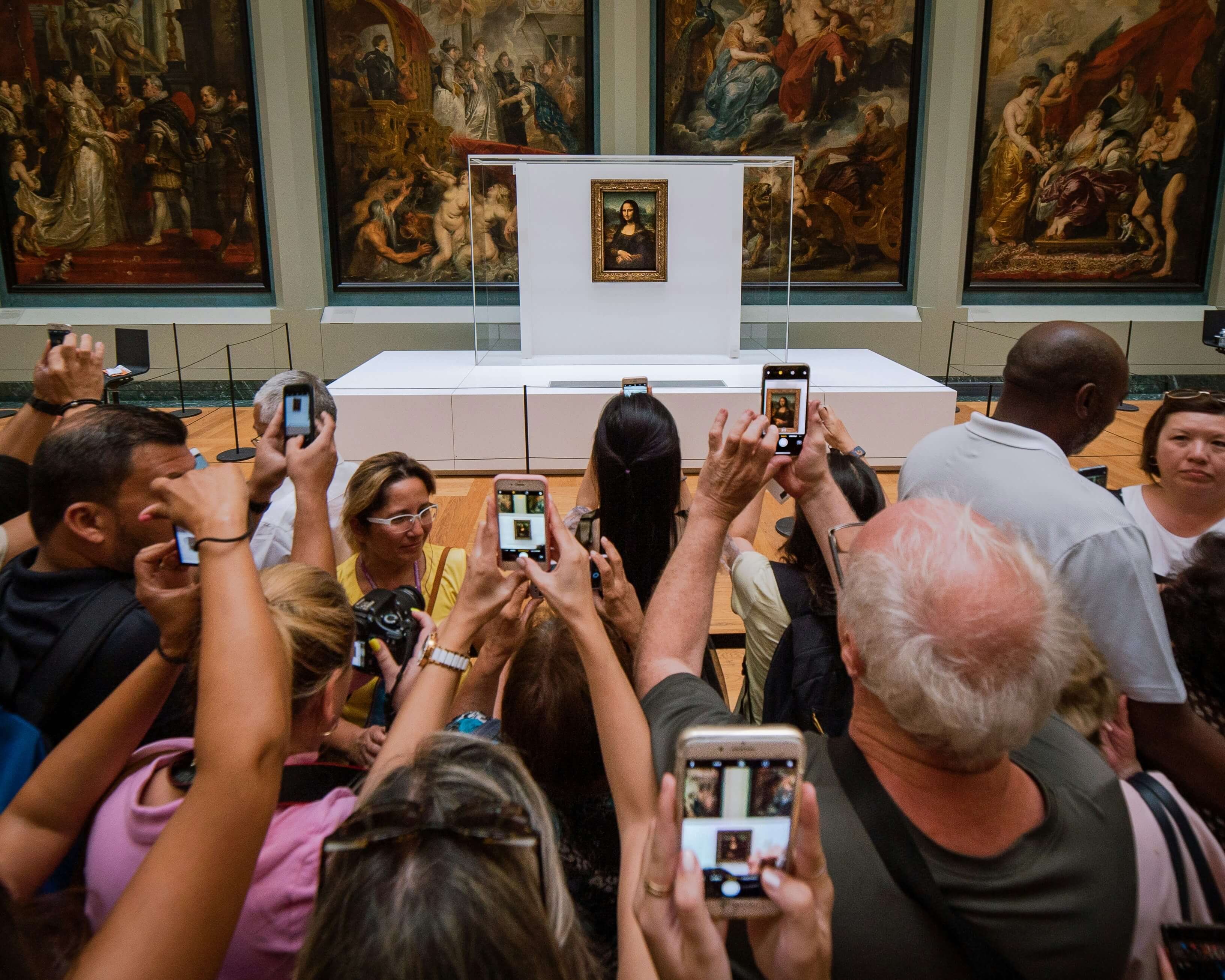 Picture of a crowd taking pictures of the Mona Lisa